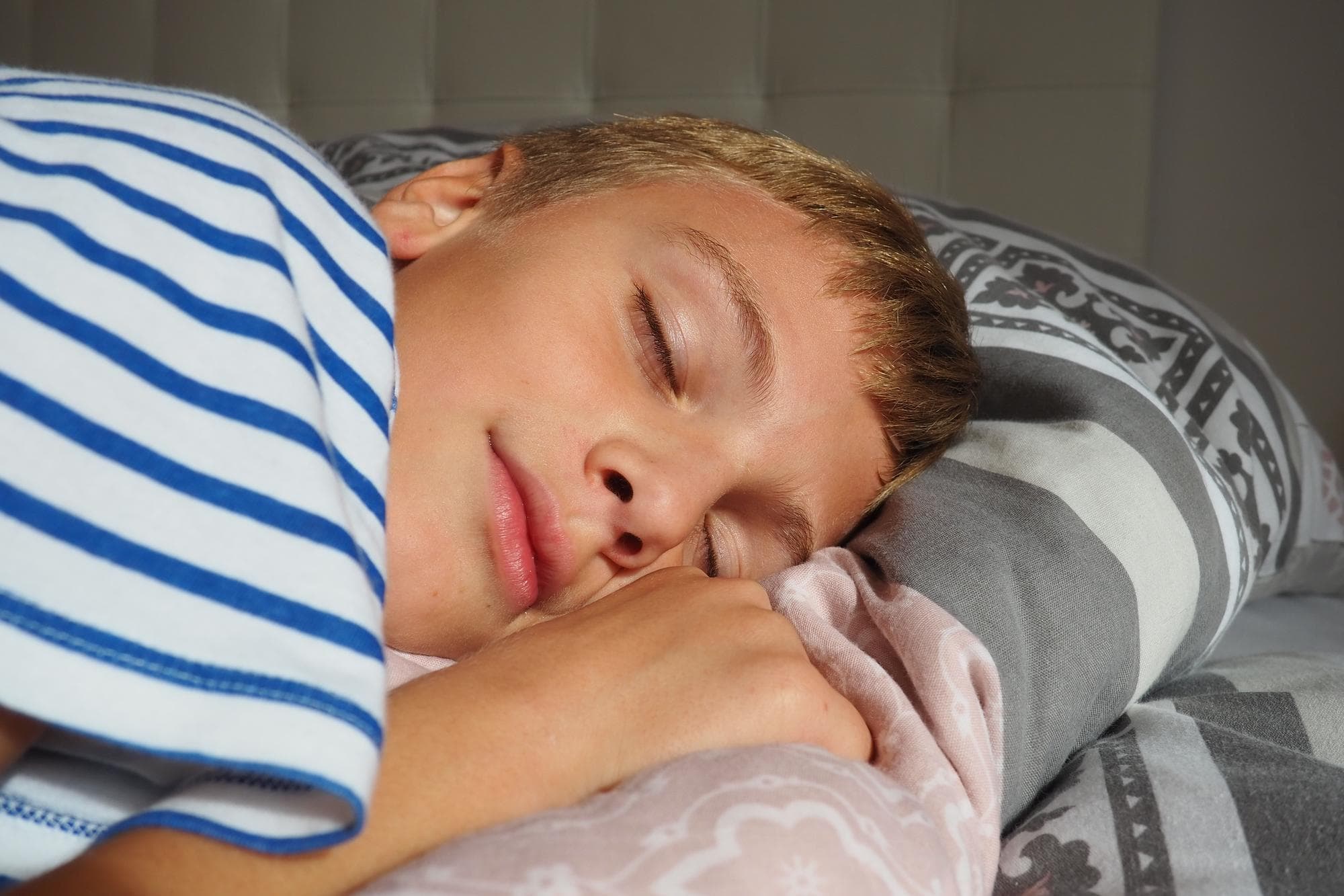Child sleeping with mouth open, a sign of mouth breathing